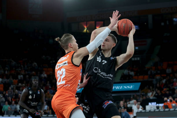 一个引人入 一个引人入